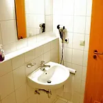 Hotel A8 Im Darchinger Hof - Zwischen Holzkirchen Und - Zwischen Muenchen Salzburg Und Innsbruck - Kurz Vor Dem Irschenberg 3*