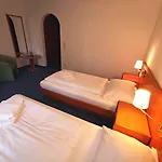 Hotel A8 Im Darchinger Hof - Zwischen Holzkirchen Und - Zwischen Muenchen Salzburg Und Innsbruck - Kurz Vor Dem Irschenberg 3*