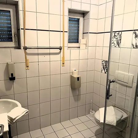 A8 Im Darchinger Hof - Zwischen Holzkirchen Und - Zwischen Muenchen Salzburg Und Innsbruck - Kurz Vor Dem Irschenberg Hotell 3*