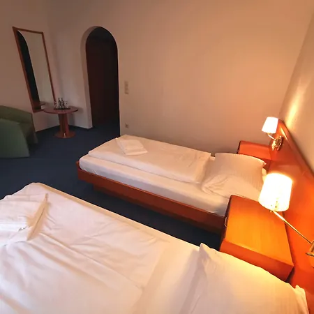 Hotel A8 Im Darchinger Hof - Zwischen Holzkirchen Und - Zwischen Muenchen Salzburg Und Innsbruck - Kurz Vor Dem Irschenberg 3*