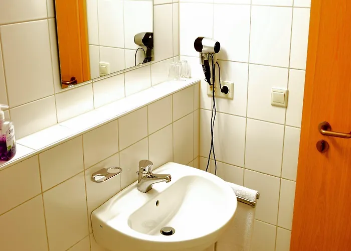 Otel A8 Im Darchinger Hof - Zwischen Holzkirchen Und - Zwischen Muenchen Salzburg Und Innsbruck - Kurz Vor Dem Irschenberg 3*